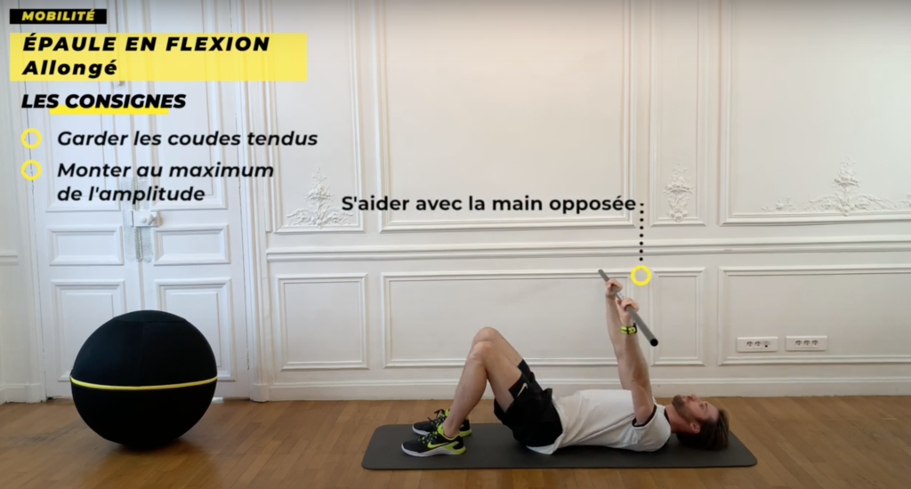 exercice de mobilité de épaule en flexion allongé bâton