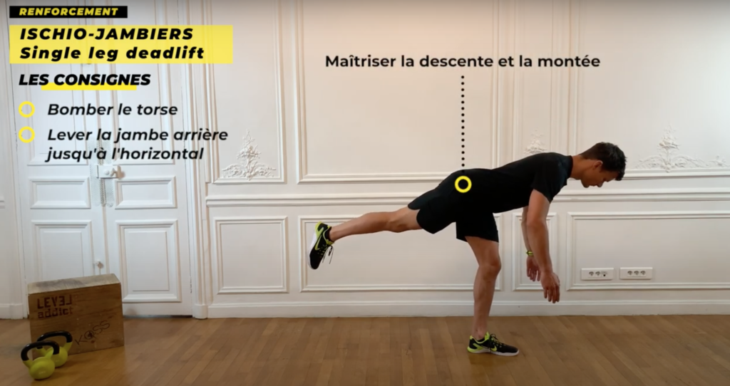 Exercice de renforcement des ischio-jambiers en single leg deadlift chez un sportif bléssé