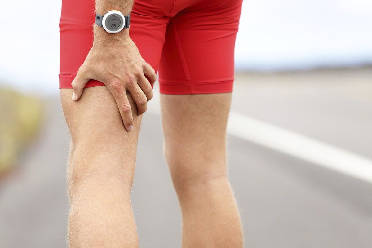 Sportif victime d'un claquage ou d'une &eacute;longation musculaire pendant l'effort