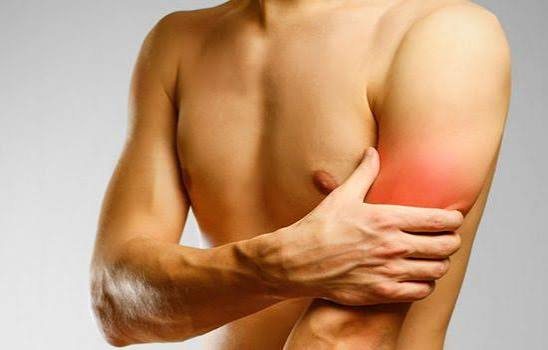 Deportista sujetándose el brazo, dolor de brazo