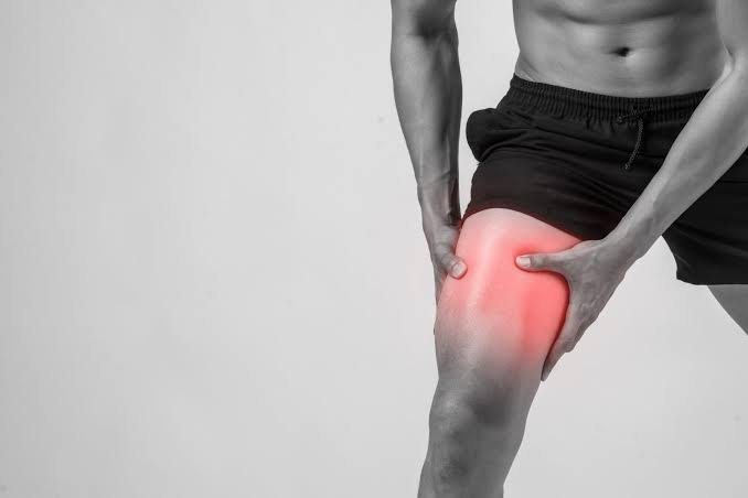 Sportif se tenant la cuisse, douleur de cuisse