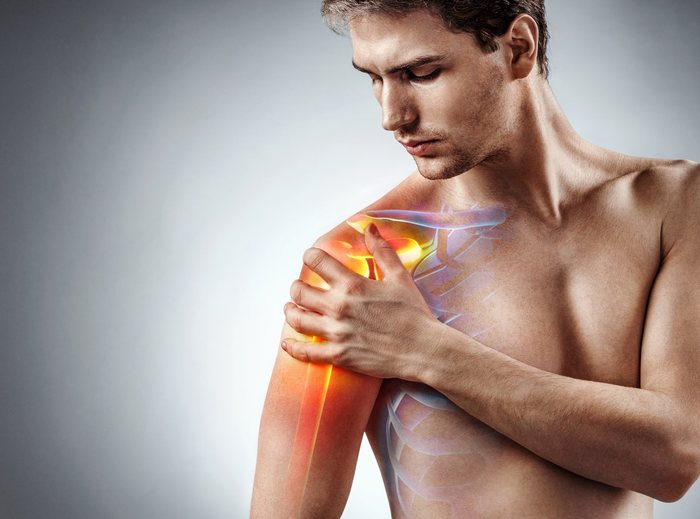 Sportif se tenant l'épaule, douleur d'épaule