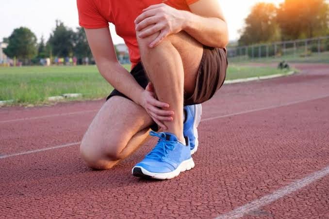 Sportif se tenant la jambe, douleur de jambe