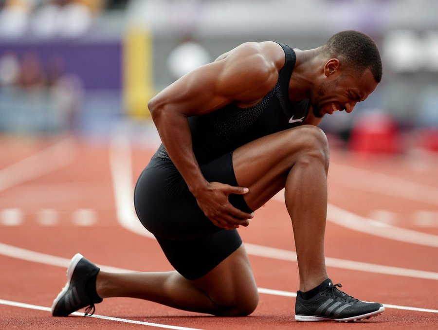 Sprinteur se tenant la cuisse après une lésion musculaire