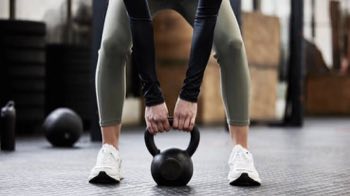 Sportif en renforcement musculaire pendant sa rééducation après une déchirure