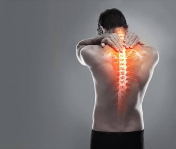 Sportif se tenant le dos, douleur lombaire