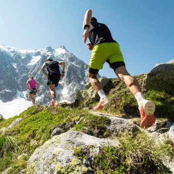 Groupe de coureurs de trail à l'entraînement