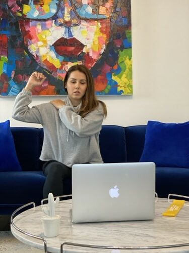 Sportif consultant ses r&eacute;sultats de sant&eacute; sur son t&eacute;l&eacute;phone