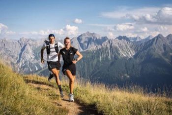 Coureurs à l'entraînement intensif en montagne