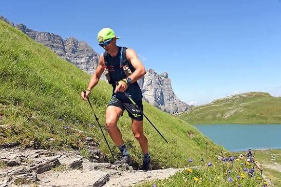 Coureur de trail en pleine reprise après une tendinopathie d'Achille