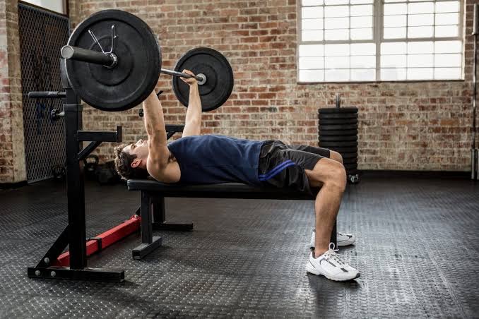 Effort intense en musculation, contexte typique d'apparition d'une lésion musculaire