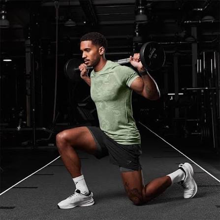 Renforcement musculaire avec kettlebell, travail de gainage et de rotation pour un dos solide