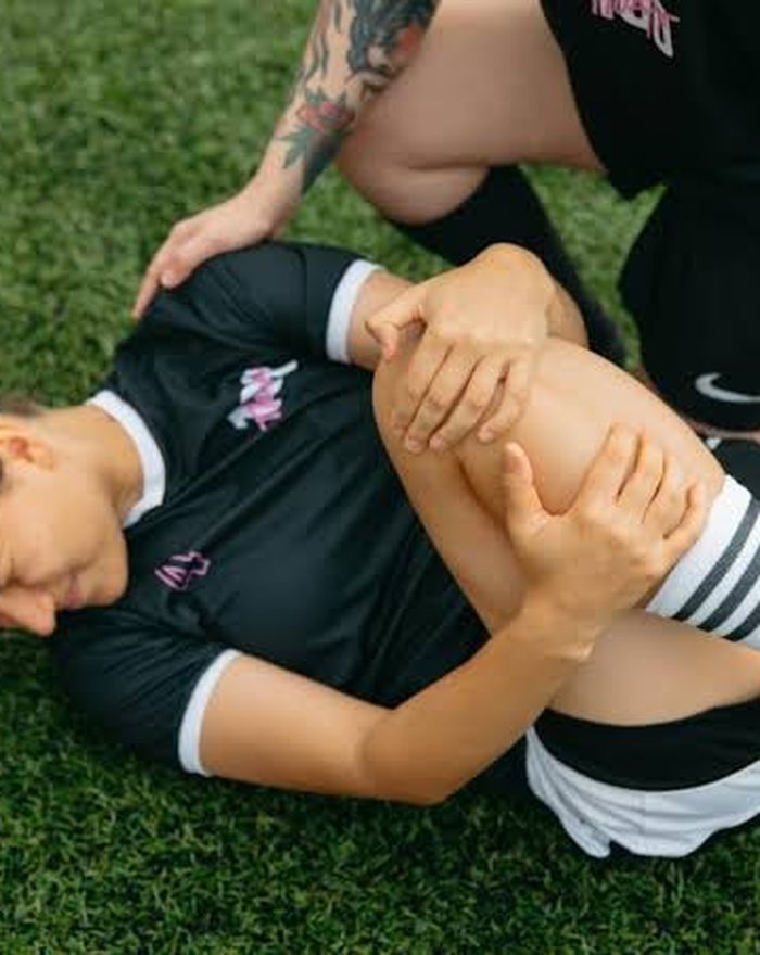 Deportista afectado tras un contacto que puede provocar una fractura