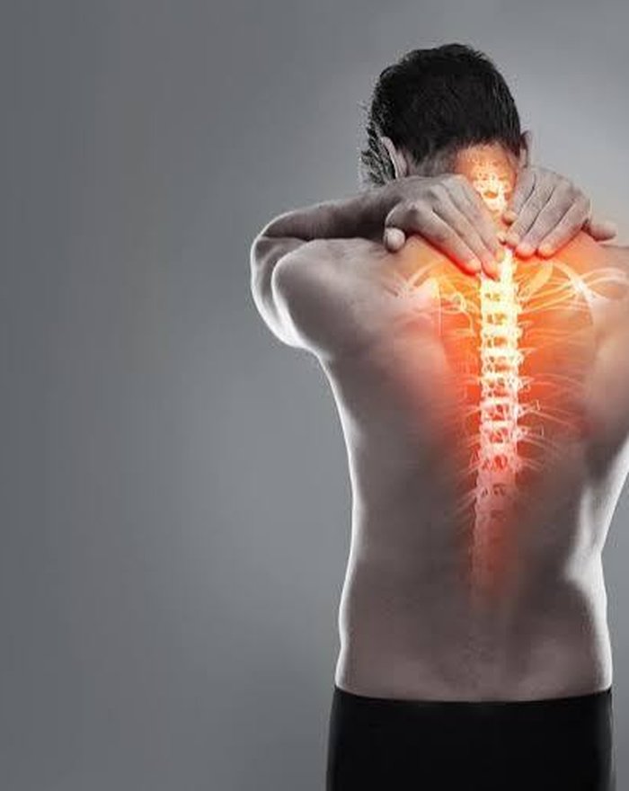 Persona sujetándose la rodilla tras sentir dolor