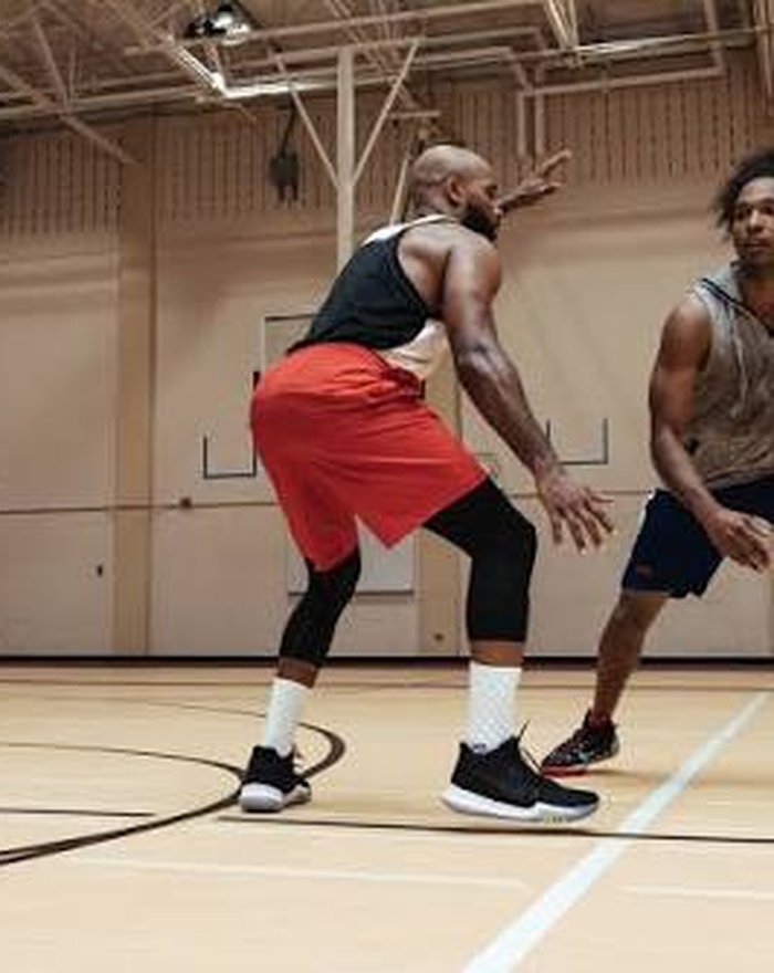 Jugador de baloncesto realizando un tiro en suspensión