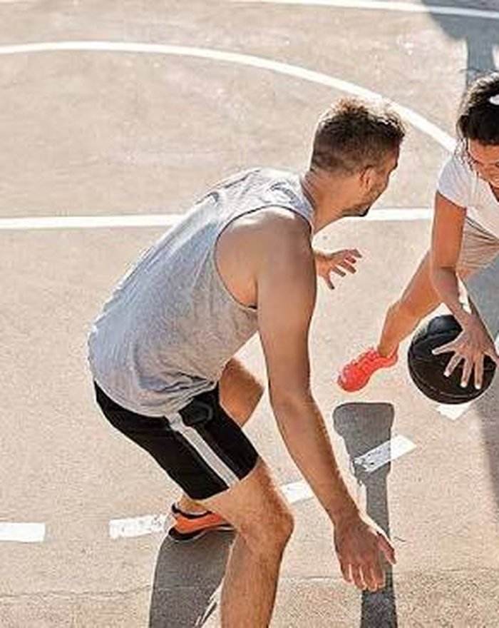 Jugador de baloncesto en la recepción de un salto