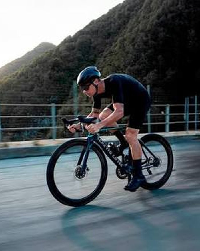 Cycliste en position aérodynamique sur route