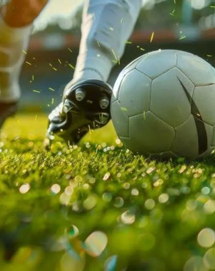 Joueur de football frappant le ballon