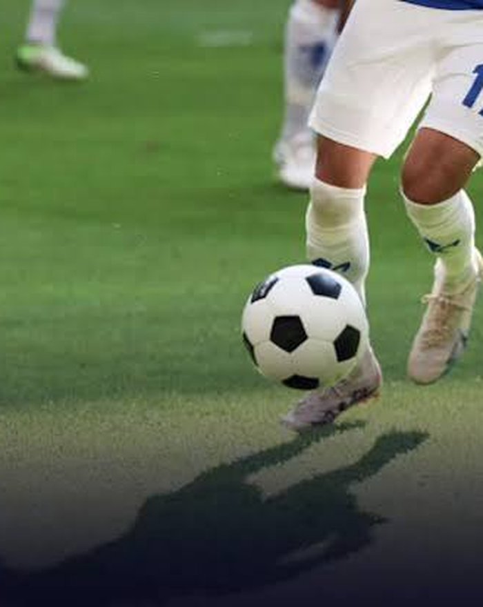 Jugadores de fútbol disputando el balón