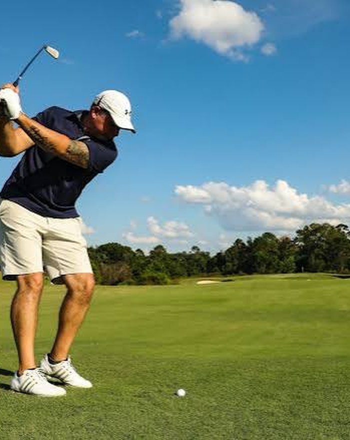 Golfeur réalisant un swing