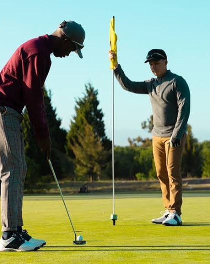 Golfeur s'entraînant au practice