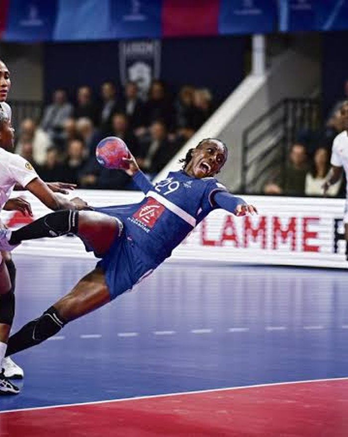 Jugador de balonmano lanzando en suspensión