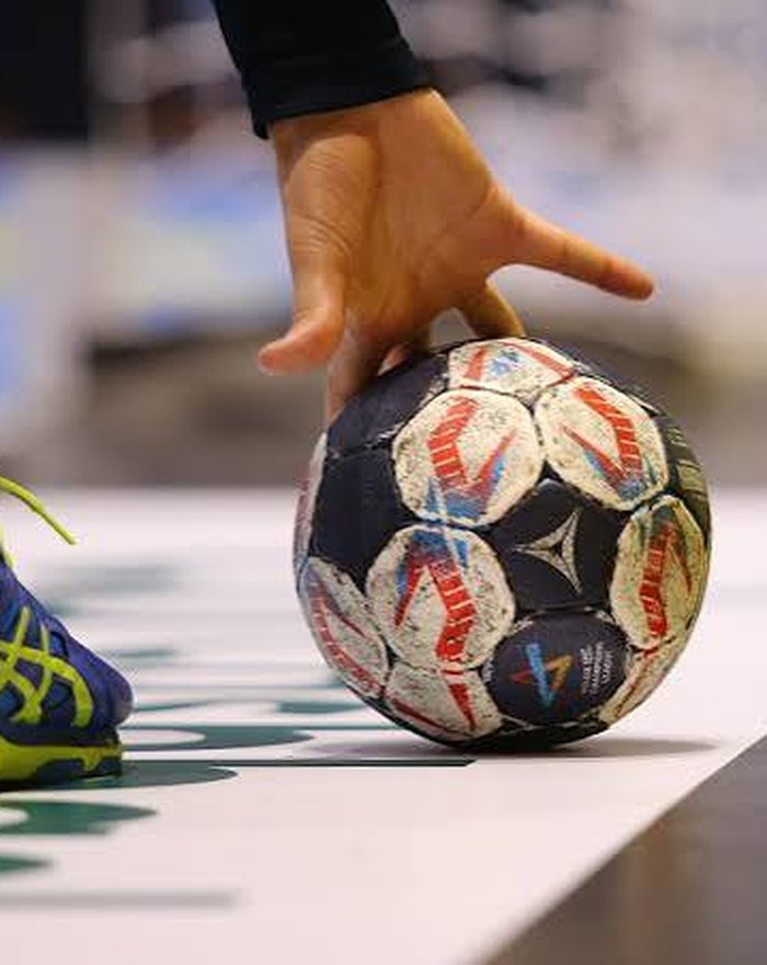 Jugador de balonmano en acción en la pista