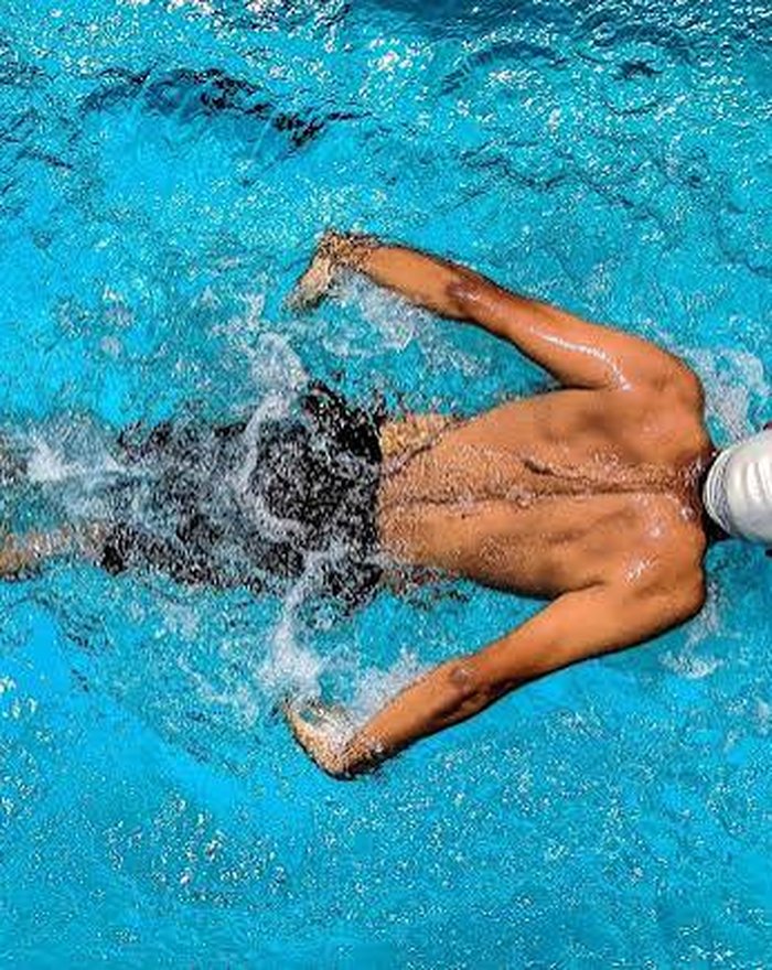 Nageur réalisant un virage en piscine