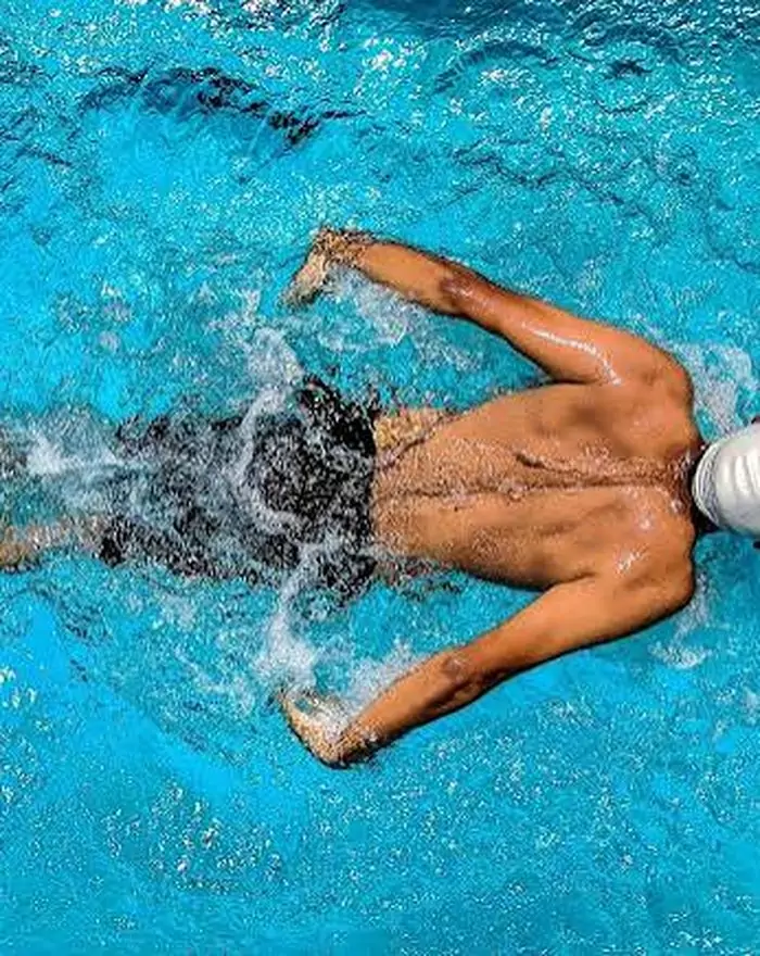 Schwimmer bei einer Wende im Becken