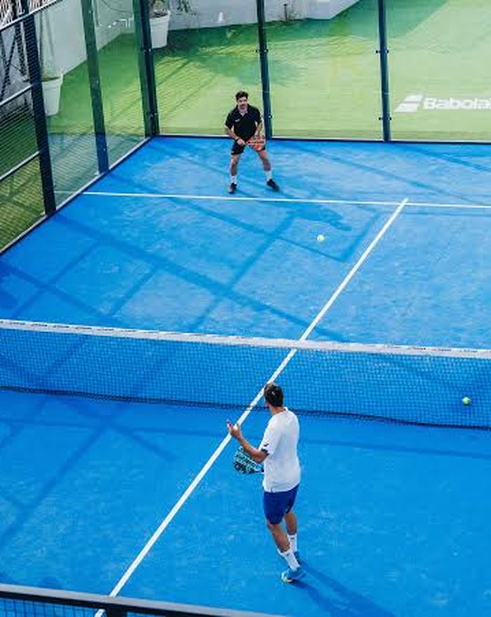 Joueurs de padel s'échauffant avant un match