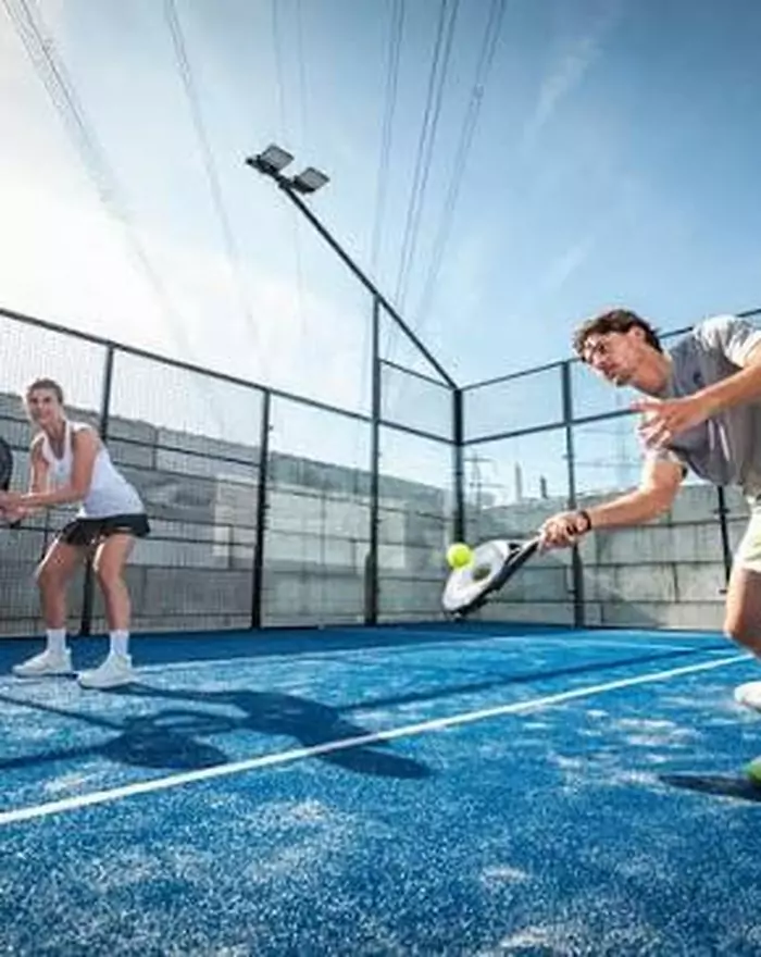 Padelspieler auf einem Platz