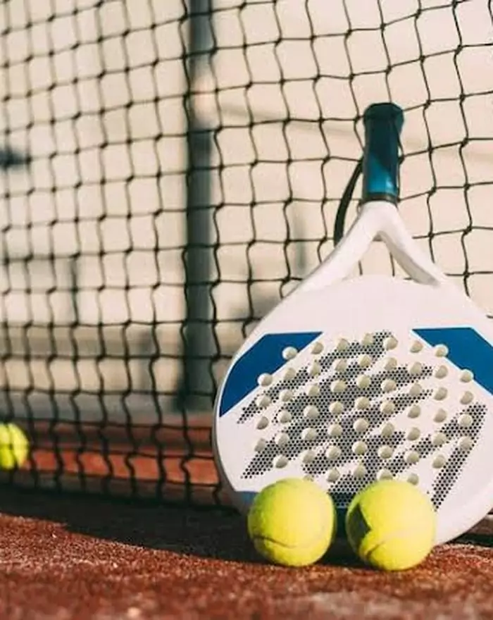 Padelspieler beim Schlag