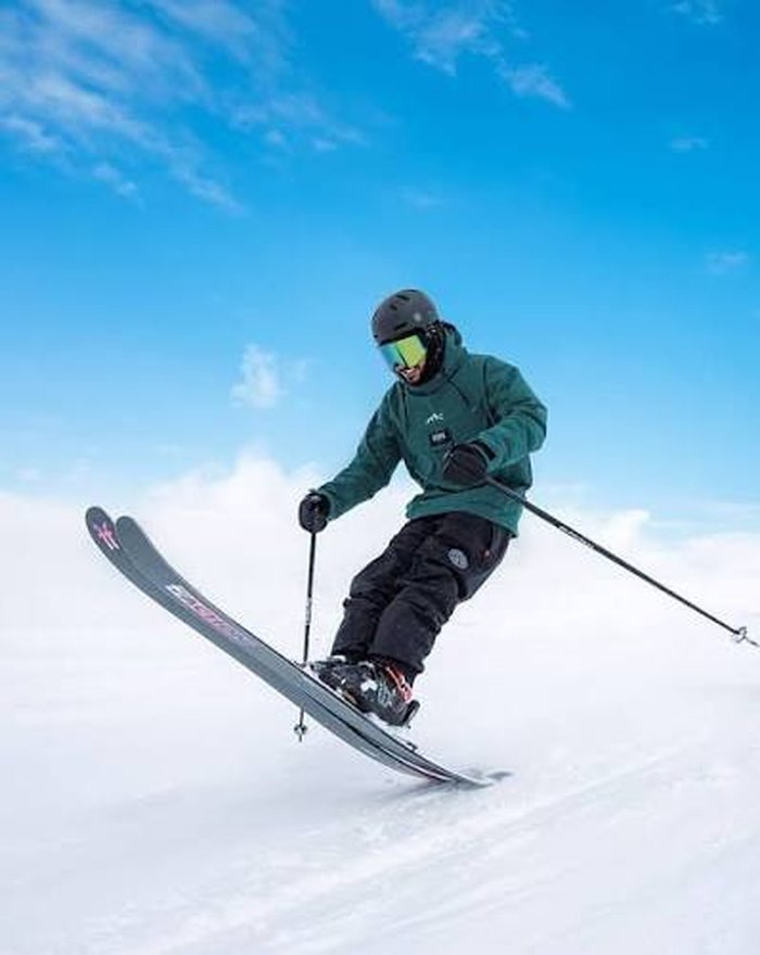 Skieur en pleine descente