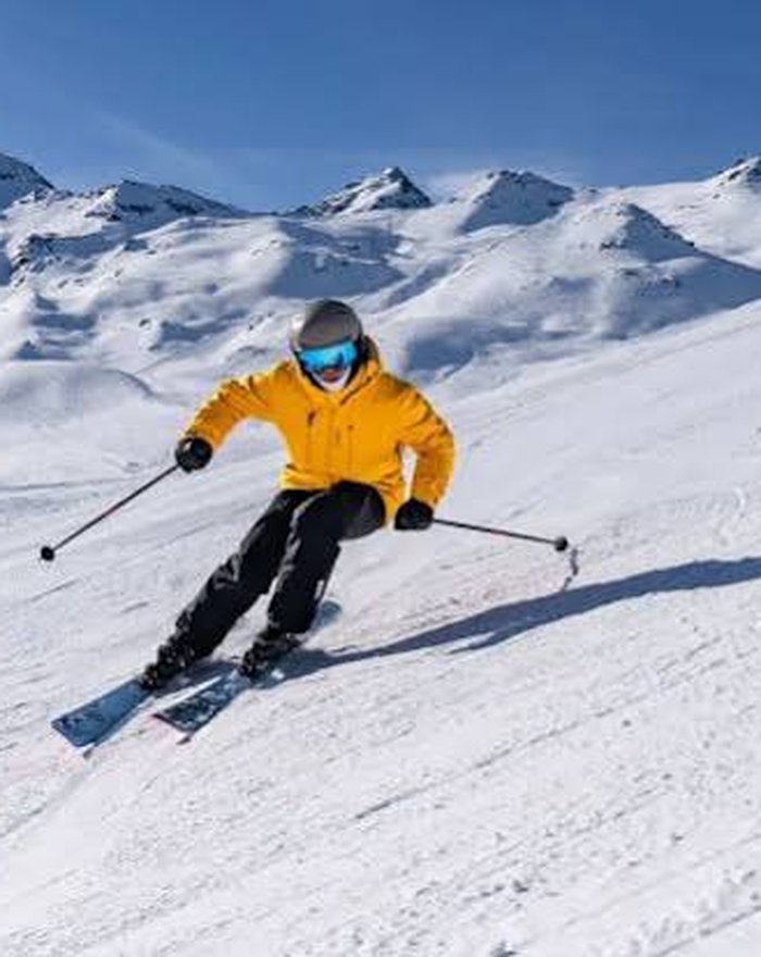 Skieur sur une piste enneigée