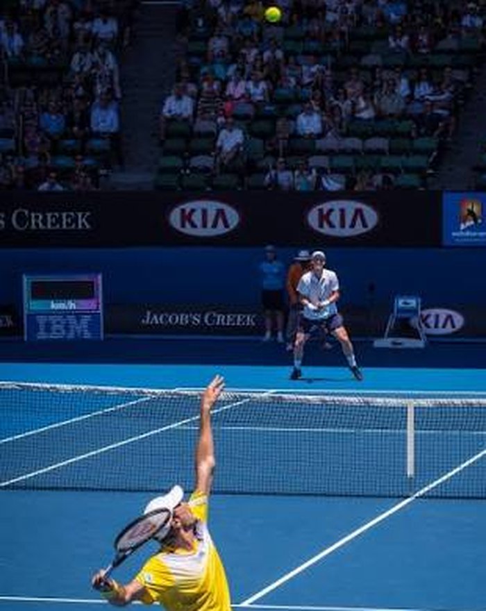 Jugadores de tenis calentando antes de un partido