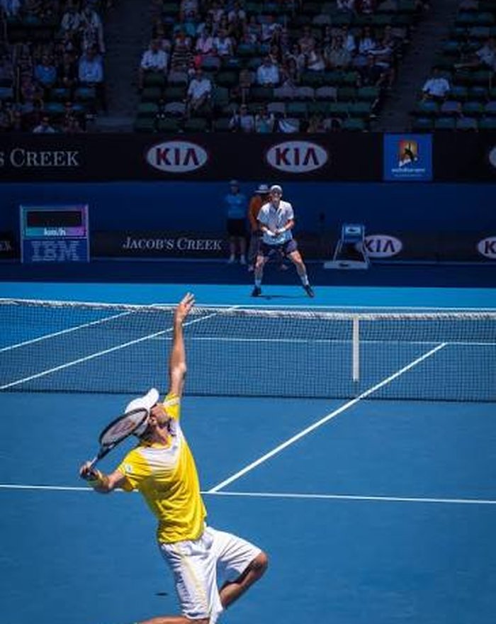 Jugador de tenis golpeando un derecho