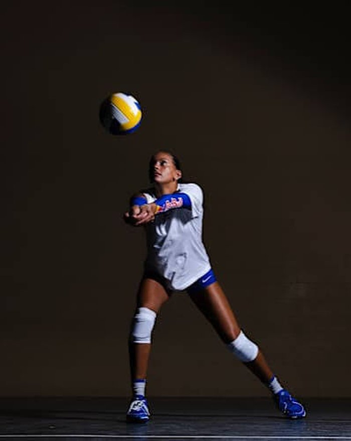 Joueur de volleyball à la réception d'un saut