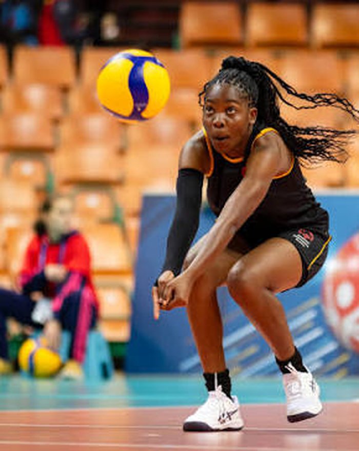 Joueur de volleyball réalisant un smash