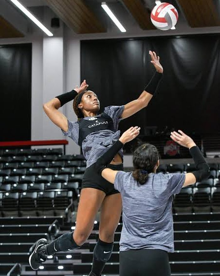 Joueuse de volleyball réalisant un contre au filet