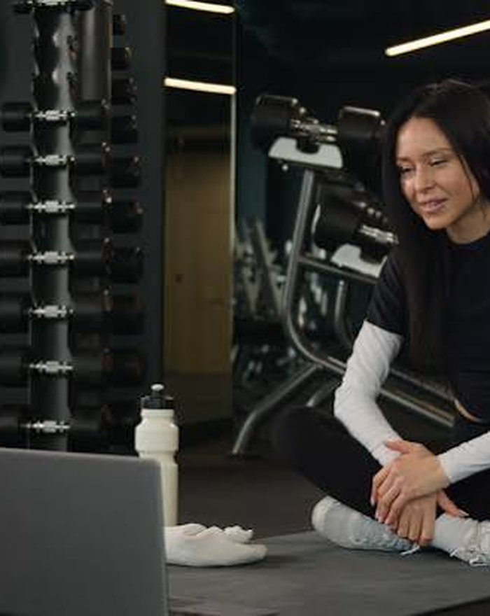 Persona siguiendo su plan de entrenamiento en el ordenador