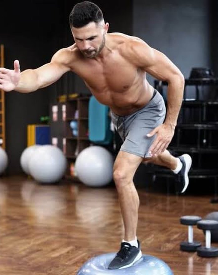 Ejercicio de reatletización con obstáculos en el suelo