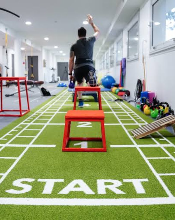 Ejercicio de salto y apoyo en el gimnasio