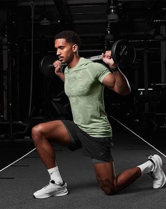 Exercice de renforcement musculaire avec charge